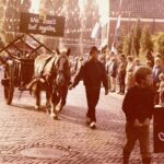 Volksfeest Aalten 1981, Klepperklumpkescreatie, Voerman Willem Oonk, jongen met bord Patrick Ditzel. Foto Collectie Leo van der Liinde
